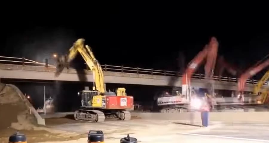 Демонтаж моста ночью