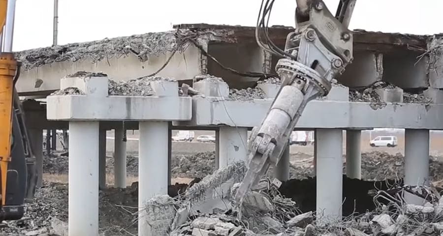 Демонтаж моста экскаватором