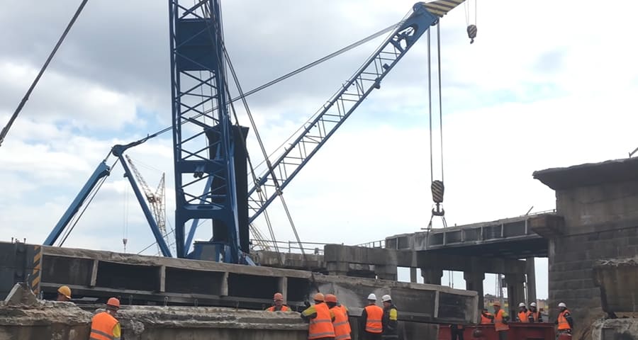 Демонтаж бетонного моста в Гатчине