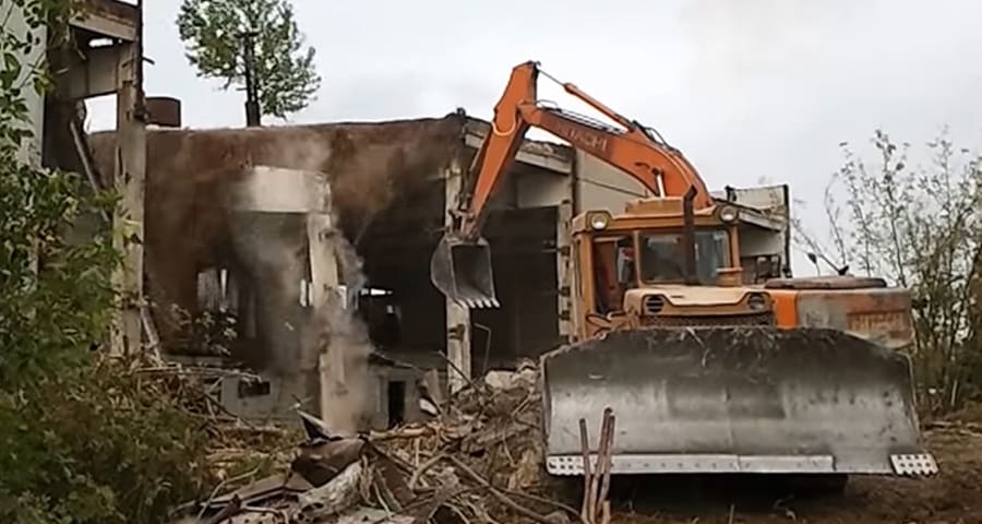 Демонтаж здания в Коммунаре