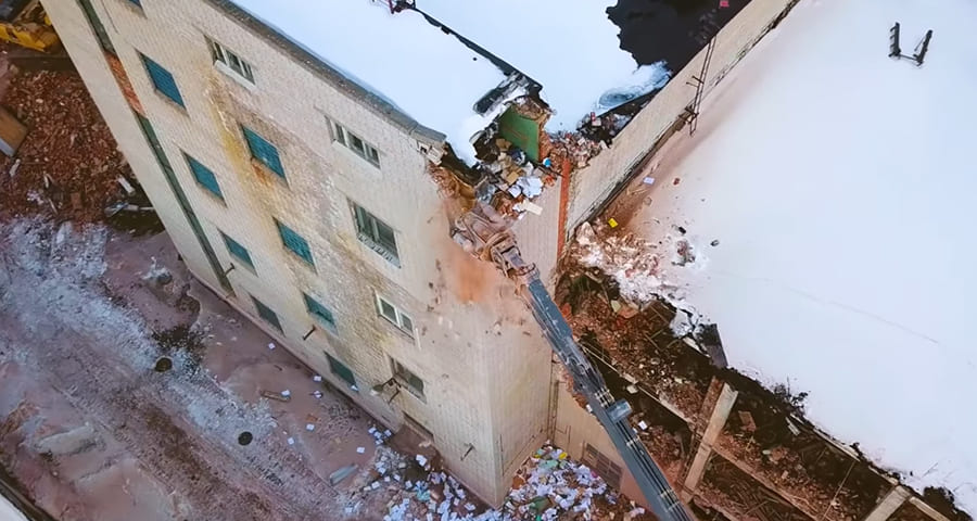 Демонтаж кирпичного здания в Лодейном Поле