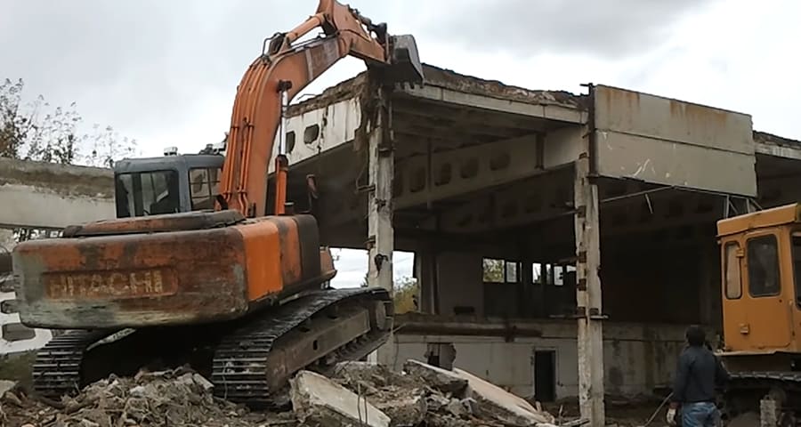Демонтаж здания - Луга